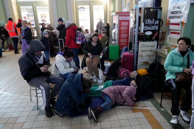 폴란드 남동부 국경도시 프셰미실 기차역에서 우크라이나 피란민들이 바닥에 누워 새우잠을 자고 있다. 유엔난민기구(UNHCR)에 따르면, 23일 기준 우크라이나 국외 피란민은 367만5000명이다. / AP 연합뉴스