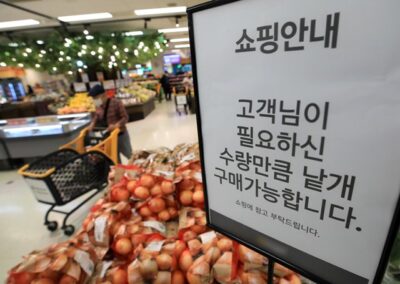 20일 서울 시내의 한 대형마트 채소 매대에 낱개 판매 안내문이 게시돼 있다. 농림축산식품부는 이날부터 전국 5대 대형마트에서 '농산물 무포장·낱개 판매'를 추진한다고 밝혔다. /뉴스1