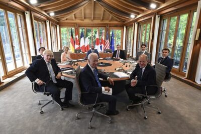 지난 26일(현지 시각)부터 사흘간 독일 엘마우에서 열린 G7 정상회의에 참석한 각국 정상들. (맨 왼쪽부터 시계 방향으로) 기시다 후미오 일본 총리, 우르줄라 폰 데어 라이엔 EU 집행위원장, 샤를 미셸 EU정상회의 상임의장, 마리오 드라기 이탈리아 총리, 쥐스탱 트뤼도 캐나다 총리, 에마뉘엘 마크롱 프랑스 총리, 올라프 숄츠 독일 총리, 조 바이든 미국 대통령, 보리스 존슨 영국 총리. /AP 연합뉴스