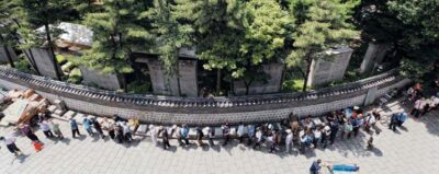 지난 7월29일 서울 종로구 탑골공원 앞 무료급식소를 찾은 사람들이 줄을 길게 늘어서 있다. /뉴스1