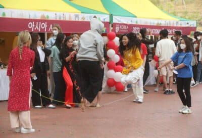 지난 5월 서울 성북구 고려대학교에서 열린 '2022 외국인학생 축제'에 참가한 학생들이 줄넘기를 하고 있다. /조선D