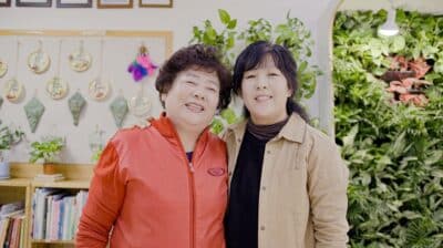 LG 의인상을 받은 이이순(74·왼쪽)씨는 딸 김현미씨와 함께 무연고 독거노인, 요보호아동 등 어려운 이웃을 위한 선행을 이어오고 있다. /LG복지재단