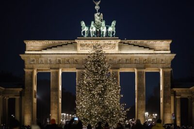 독일 베를린 ‘브란덴부르크 문(Brandenburg Gate)’ 앞에 세워진 크리스마스트리는 하루 6시간만 점등된다. /EPA 연합뉴스