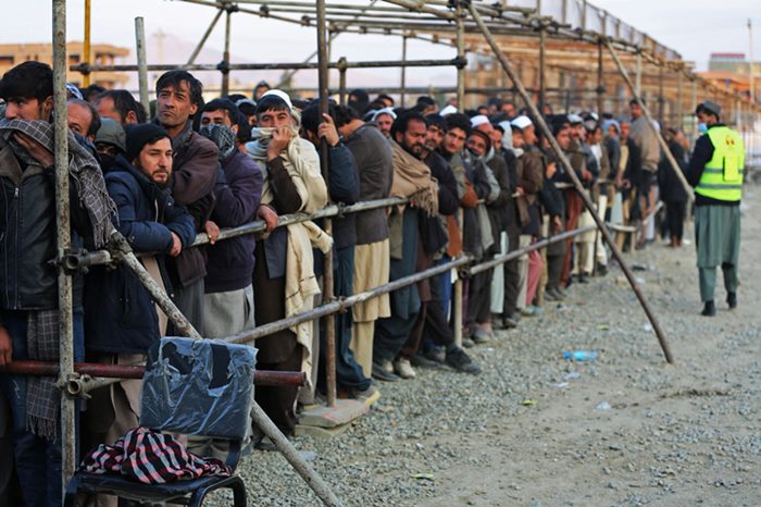 25일(현지 시각) 아프가니스탄 주민들이 비정부기구(NGO)로부터 식량 지원을 받기 위해 줄을 서 있다. /AFP 연합뉴스