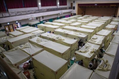 지난해 8월 서울의 한 체육관에 폭우 피해를 입은 이재민을 위한 텐트가 설치돼 있다. /조선DB