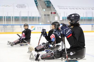 지난달 25일 장애여성스포츠클럽(WLSC) 회원들이 강원 강릉의 빙상장에서 파라 아이스하키를 배우고 있다. /WLSC