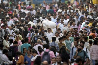 24일(현지 시각) 인도 뭄바이 한 시장에 사람들이 몰려들고 있다. UN은 이날 인도 인구가 이달 안으로 중국 인구를 추월할 것이라는 전망을 발표했다. /AP연합뉴스