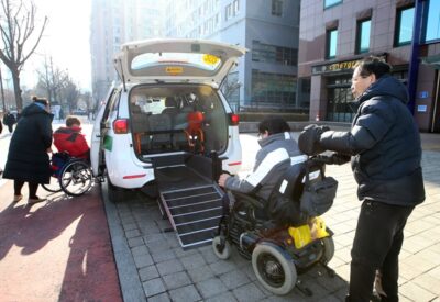 장애인 콜택시를 이용하는 장애인. 현재 운영되는 장애인 콜택시는 앉아서 타는 표준형 휠체어를 기준으로 안전 기준이 마련됐다. /조선DB
