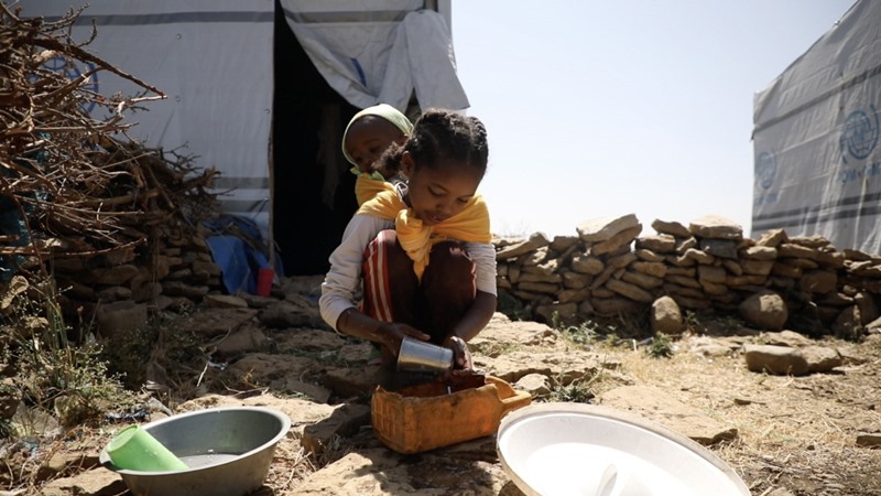 에티오피아 북부 티그레이 지역에 있는 난민 캠프 텐트에서 2년 6개월 간 살고 있는 10살 소녀 메크데스의 모습. /월드비전