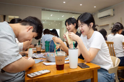 30일 서울 중구 하우스젠니에서 열린 '청세담' 14기 워크숍 참석자들이 청바지 업사이클링 체험 활동을 하고 있다. /이건송 C영상미디어 기자