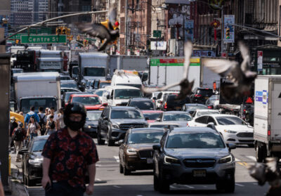 지난 21일(현지 시각) 교통정체로 혼잡한 뉴욕 맨해튼의 한 도로. /EPA 연합뉴스