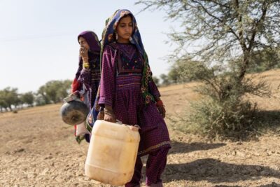지난 6월 파키스탄 남부 지역에서 여성들이 물을 긷기 위해 연못으로 향하고 있다. 거주지에 있던 급수장은 지난해 발생한 홍수로 소실됐다. /유니세프