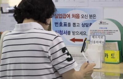실업급여 관련 상담을 받기 위해 서울의 한 복지센터에 방문한 구직자 모습. /조선DB