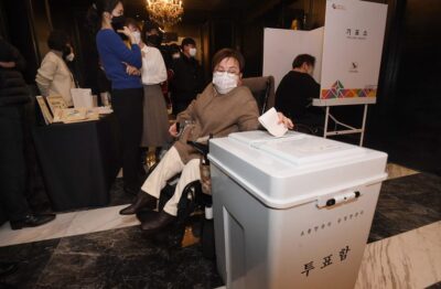 지난해 1월 서울 여의도 켄싱턴호텔에서 열린 '2022년 양대선거 장애인유권자 참정권 보장을 위한 정책간담회'에서 참석자들이 모의투표 체험을 하고 있다. /국회사진기자단