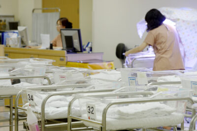 서울 시내의 한 산부인과 병원 신생아실에서 간호사들이 업무를 보고 있다. /조선DB