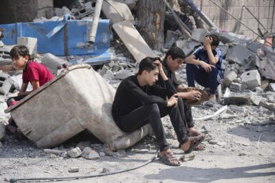 16일(현지 시각) 가자지구 중심부 누세라이트 난민 캠프에서 팔레스타인 소년들이 이스라엘 공습으로 파괴된 건물 잔해 위에 앉아있다. /AP연합뉴스