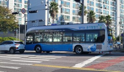 23일 그린수소 연료 버스 1대가 제주 시내 도로를 달리고 있다. /연합뉴스