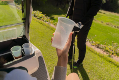 SKT 모델들이 골프장에서 해피해빗 다회용 컵을 이용하고 있다. /SKT