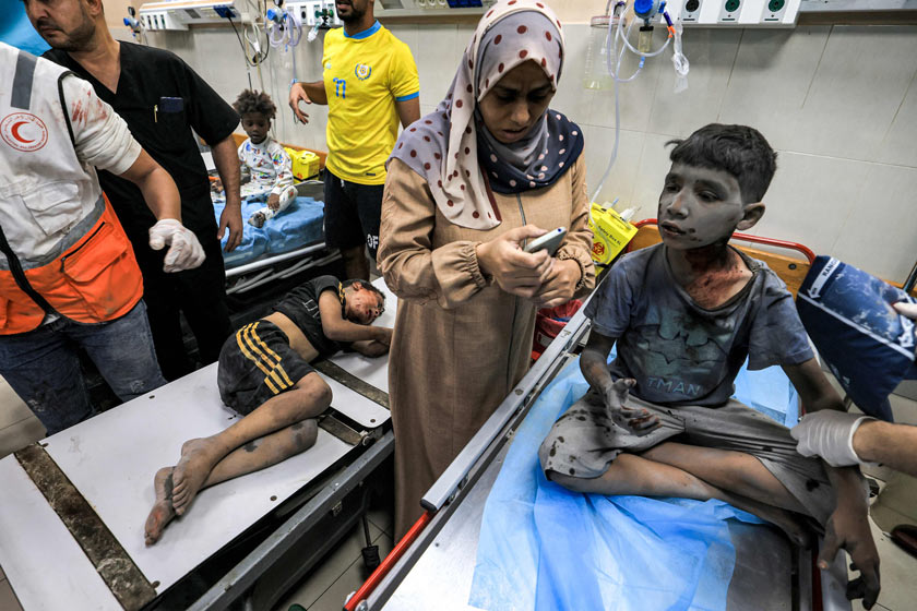 이스라엘의 공습 뒤 부상한 팔레스타인 어린이들이 가자지구에 있는 병원에서 응급치료를 받고 있다. /AFP 연합뉴스