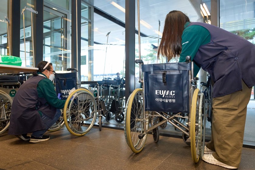 서울 마곡동 이화여자대학교 의료원에서 이수매니지먼트 의료원팀 직원들이 휠체어를 소독하고 있다. /브라이언임팩트