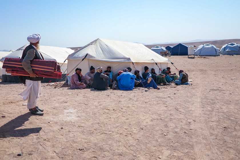 지진 피해를 입은 사람들이 생필품 구입을 위한 지원금을 받기 위해 월드비전 임시 텐트 밖에서 기다리고 있다. /월드비전