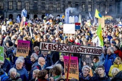 12일(현지 시각) 네덜란드 암스테르담 댐 광장에서 기후 대책을 요구하는 시위대가 행진하고 있다. /EPA 연합뉴스