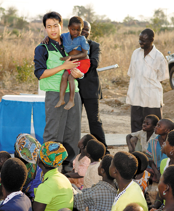 2010년 아프리카 말라위에서 구호활동 당시의 김선 본부장. /굿네이버스 제공