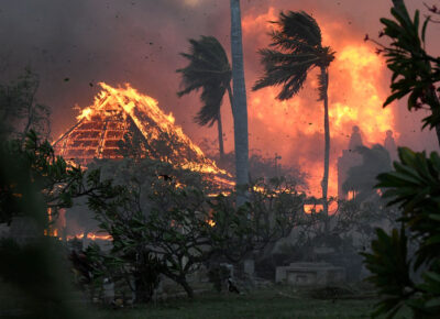 지난 8월8일(현지 시각) 미국 하와이주 마우이섬에 있는 교회가 대형 산불에 휩싸였다. /조선DB