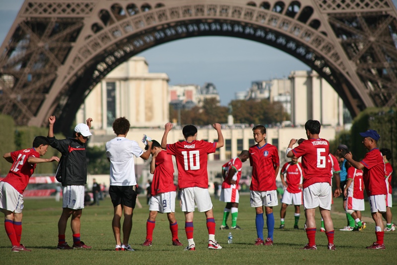 2011년 프랑스 파리에서 개최된 홈리스월드컵에서 한국 대표팀 선수들이 경기 전 몸을 풀고 있다. /빅이슈코리아