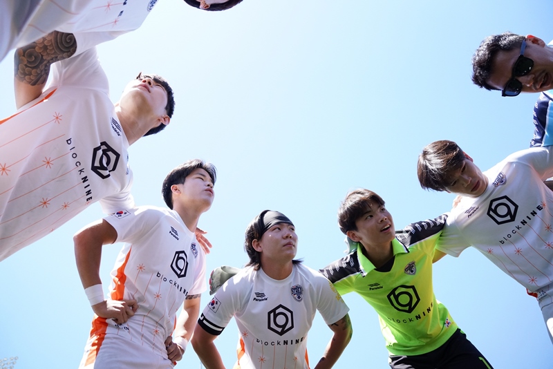 2023년 미국 새크라멘토에서 개최된 홈리스월드컵에서 한국 대표팀 선수들이 경기 전 전략회의를 하고 있다. /빅이슈코리아