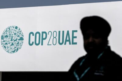 29일(현지 시각) 제28차 유엔기후변화협약 당사국총회(COP28) 개최지인 아랍에미리트(UAE) 두바이의 엑스포 시티에서 한 남성이 COP28 로고 앞을 지나가고 있다. /EPA 연합뉴스