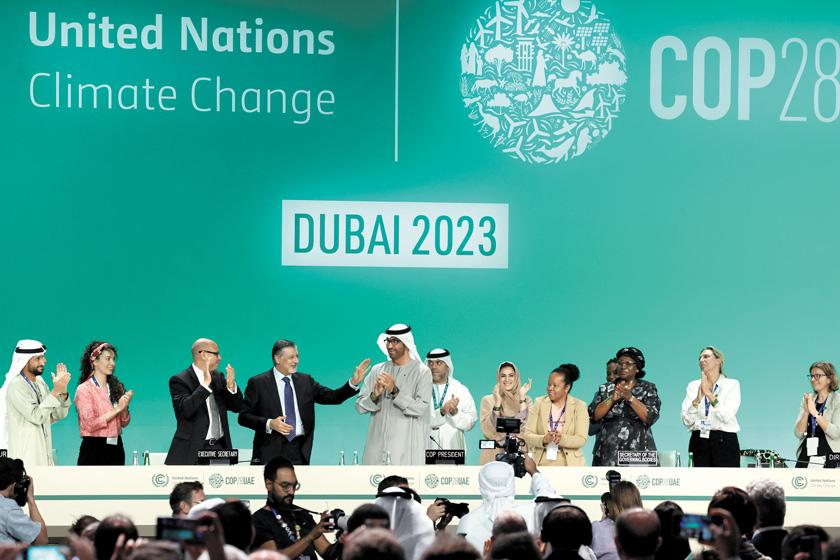 아랍에미리트(UAE) 두바이에서 열린 제28차 유엔 기후변화협약 당사국 총회(COP28)가 공동선언 합의안을 내놓고 폐막했다. 합의안에는 ‘탈화석연료 전환’ ‘2030년 재생에너지 발전 용량 3배 증가’ 등이 담겼다. /로이터 연합뉴스