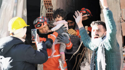 지난 2월 9일(현지 시각) 오전 튀르키예 하타이 안타키아 일대에서 한국 긴급 구호대(KDRT) 대원들이 지진으로 무너진 건물 속에 갇힌 어린이를 구조하고 있다. /조선DB