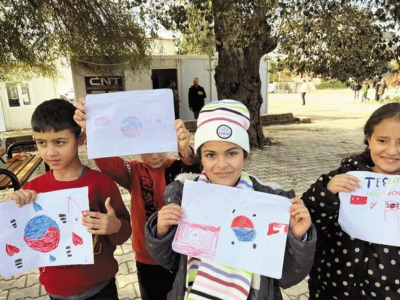 튀르키예에서 발생한 대규모 지진으로 피해를 입은 하타이 지역 어린이들이 학교 수업에서 그린 태극기 그림을 내보이고 있다. /기아대책
