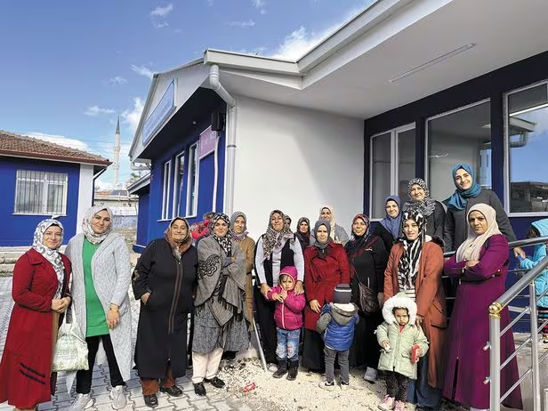 기아대책이 튀르키예 하타이주에 770㎡ 규모로 마련한 임시 학교에 주민들이 모여 있다. /기아대책