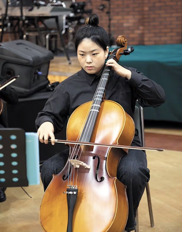 드림하이 프로젝트에 참여한 이수윤양이 지난 10월 인천시 지역아동센터 총연합회 합창 대회에서 첼로 공연을 하고 있다. /굿네이버스