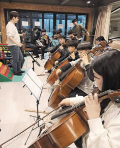 인천 부평구 서로사랑지역아동센터의 학생들이 첼로와 바이올린 합주 수업을 듣고 있다. /굿네이버스