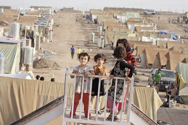 튀르키예-시리아 대지진으로 난민 캠프에서 생활하게 된 어린이들의 모습. /신화뉴시스