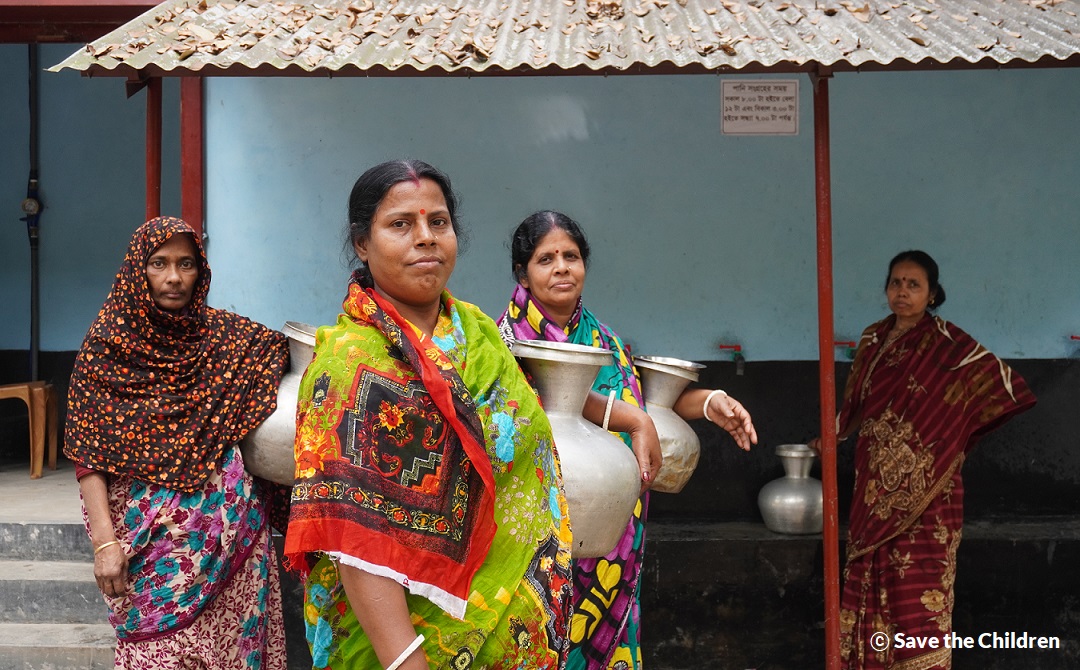 방글라데시 사트키라 지역 여성들이 탄소 저감 식수시설을 이용해 물을 뜨고 있다. /세이브더칠드런